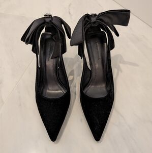 Women black velvet pumps size 7.5